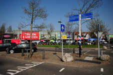 809560 Gezicht op enkele interieurwinkels aan de Zeelantlaan te Utrecht, vanaf de Hollantlaan.